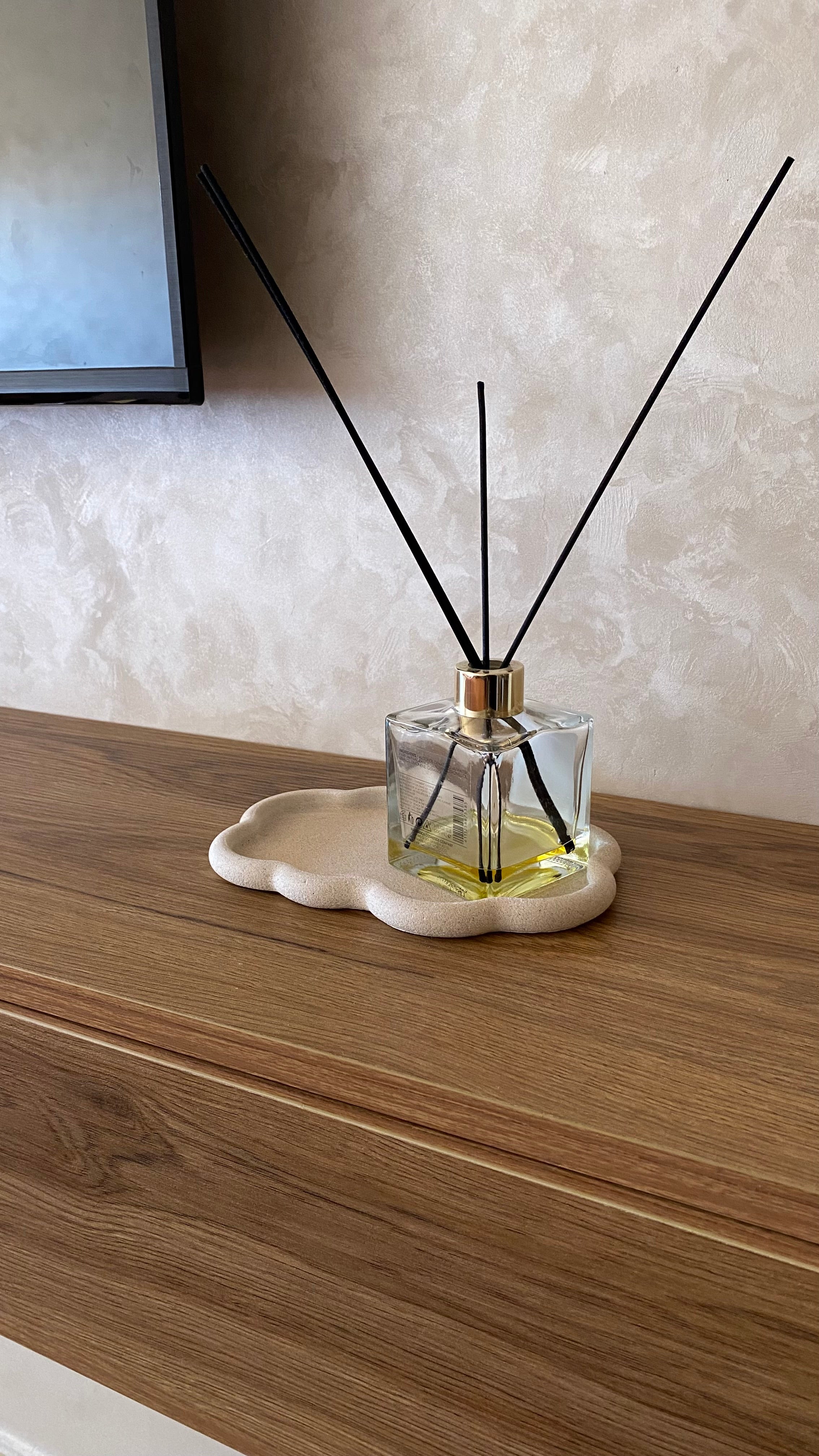 Plateau en jesmonite beige sur une table murale en bois