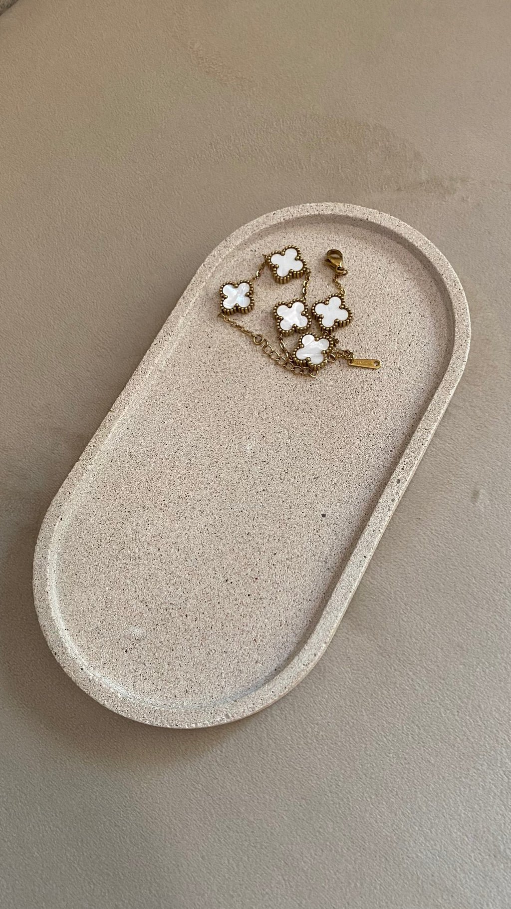 plateau decoratif omaan posé sur un canapé beige
