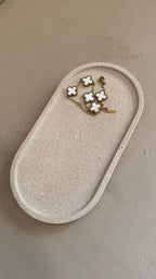 plateau decoratif omaan posé sur un canapé beige
