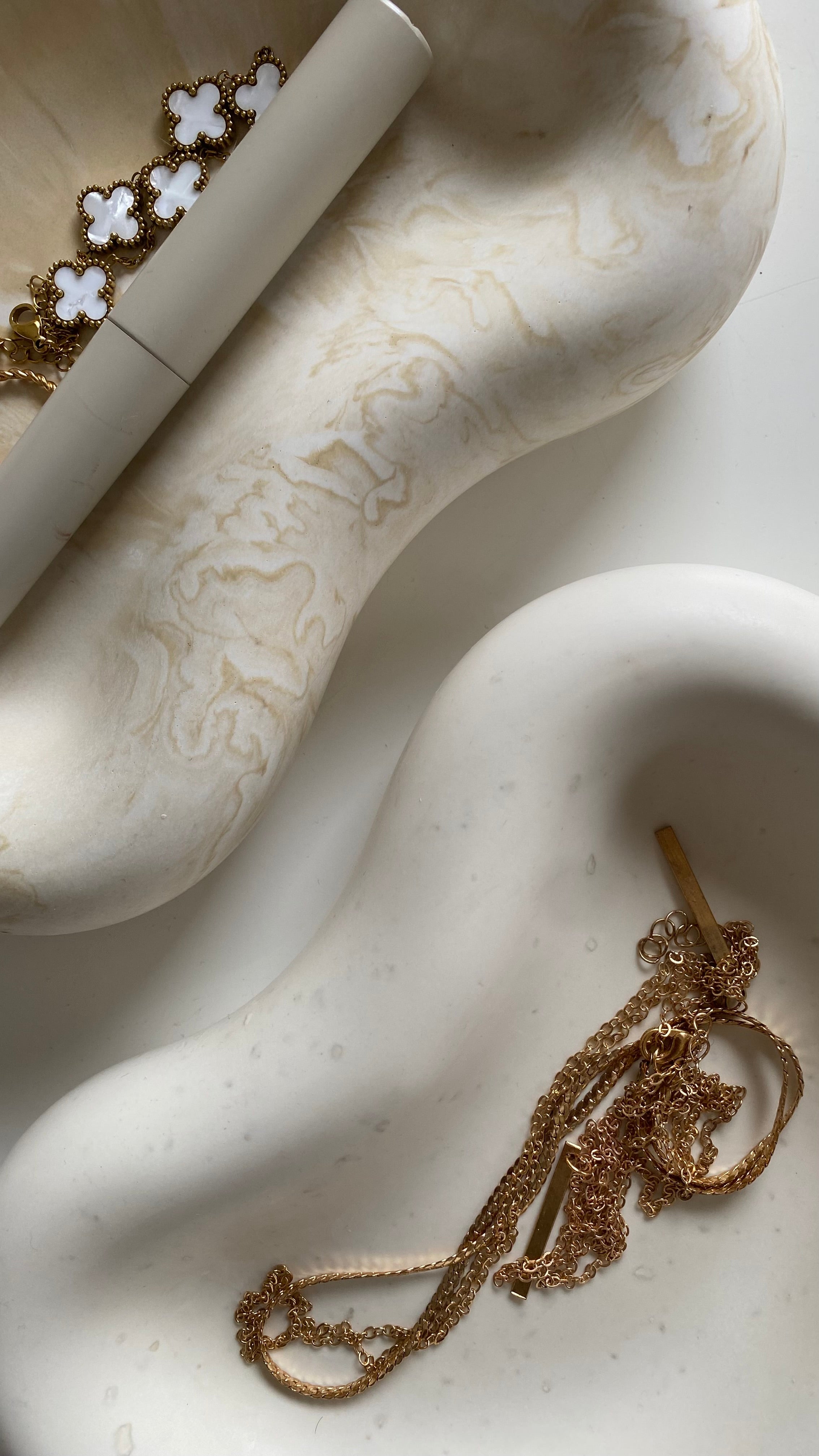 plateau jesmonite blanc et l'autre beige marbré, la phot est zoomé et montre la matière en détail
