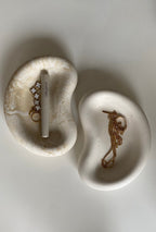 plateau jesmonite un blanc et l'autre beige marbré avec des bijoux à l'intérieur