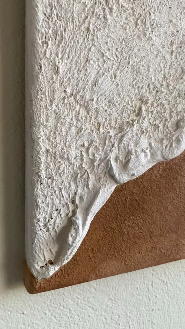 Video montrant un Tableau texturé inspiré des vagues, qui sont ici zoomées aux reliefs ondulés et aux tons naturels beige et sable. Œuvre murale minimaliste et organique apportant une atmosphère apaisante à un intérieur contemporain.