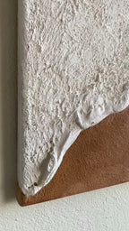 Video montrant un Tableau texturé inspiré des vagues, qui sont ici zoomées aux reliefs ondulés et aux tons naturels beige et sable. Œuvre murale minimaliste et organique apportant une atmosphère apaisante à un intérieur contemporain.