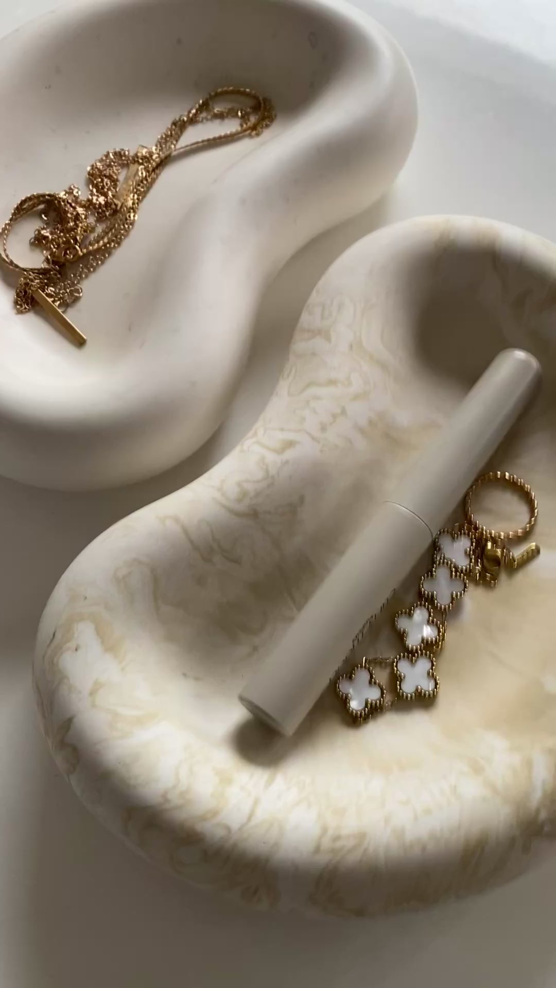 vidéo montrant les plateau en jesmonite capri avec des bijoux à l'interieur
