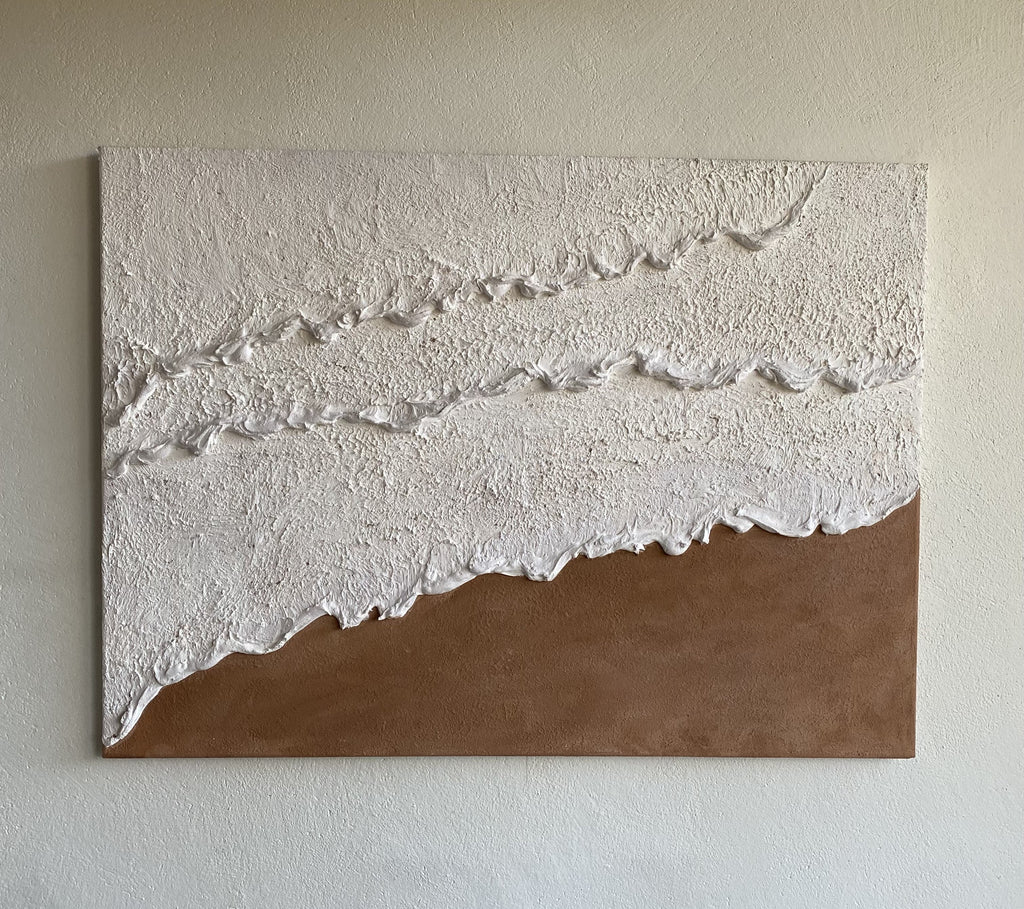 Tableau texturé inspiré des vagues, aux reliefs ondulés et aux tons naturels beige et sable. Œuvre murale minimaliste et organique apportant une atmosphère apaisante à un intérieur contemporain.