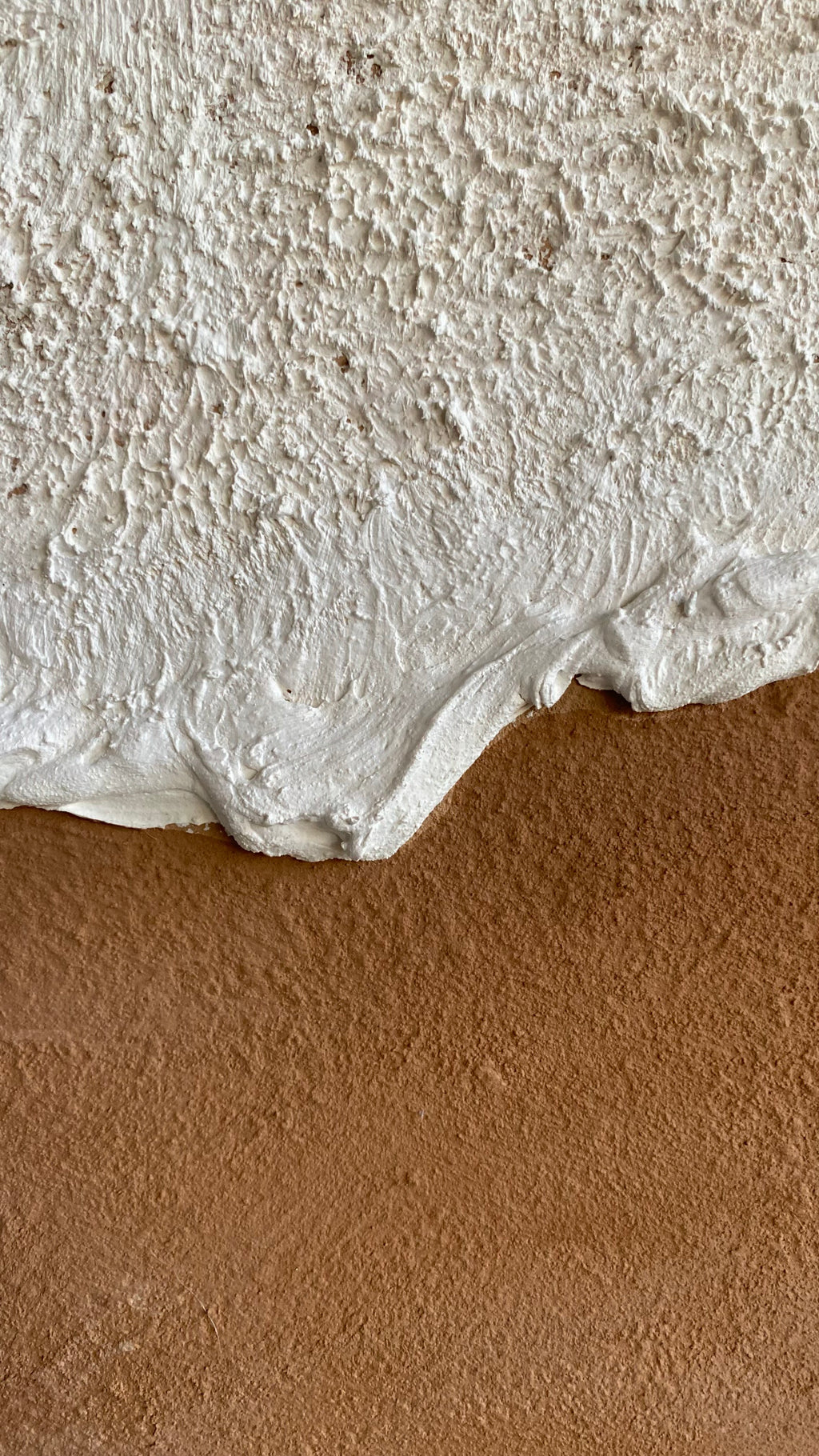 Tableau texturé inspiré des vagues, qui sont ici zoomées aux reliefs ondulés et aux tons naturels beige et sable. Œuvre murale minimaliste et organique apportant une atmosphère apaisante à un intérieur contemporain.
