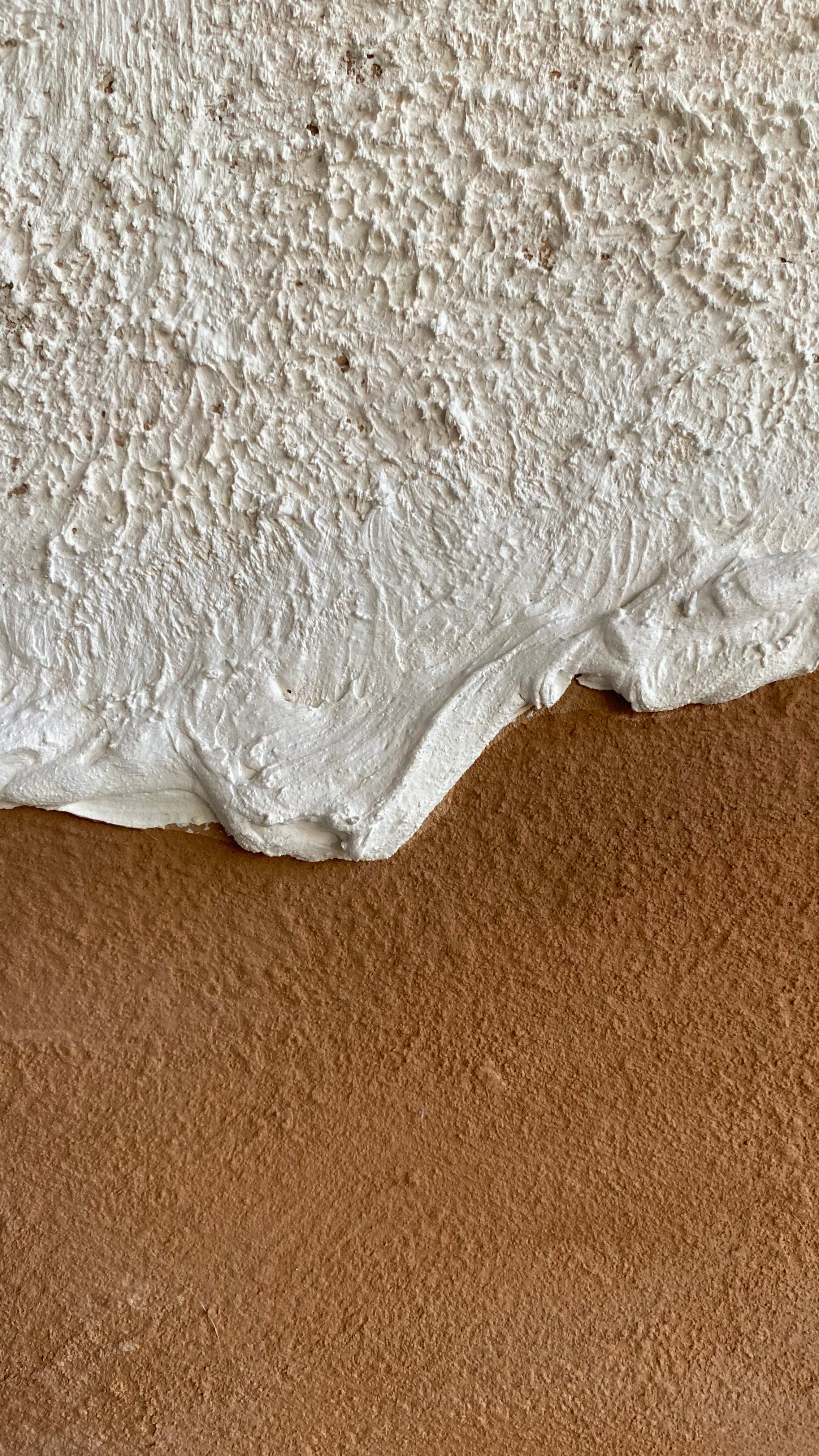 Tableau texturé inspiré des vagues, qui sont ici zoomées aux reliefs ondulés et aux tons naturels beige et sable. Œuvre murale minimaliste et organique apportant une atmosphère apaisante à un intérieur contemporain.